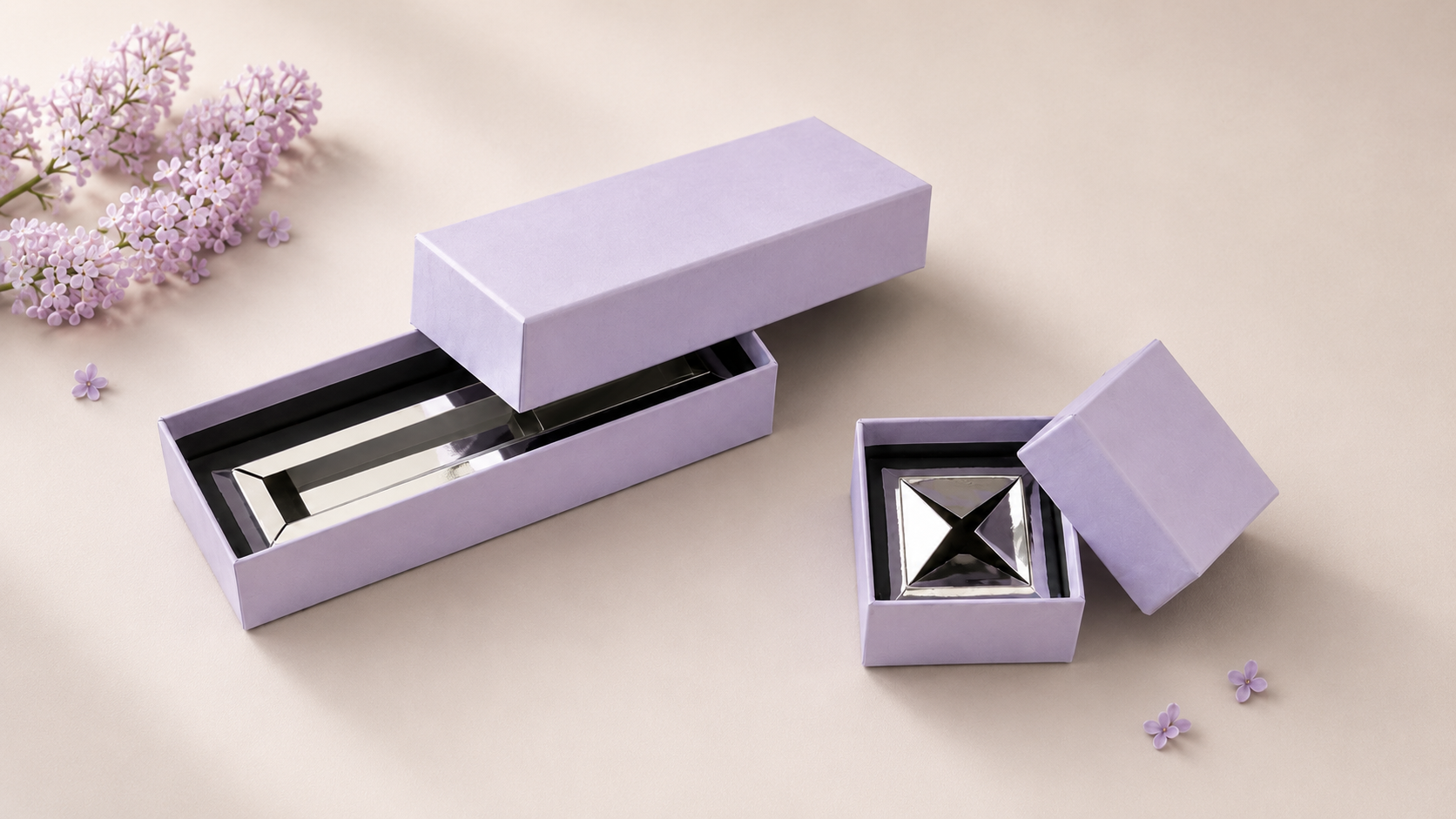 Set-Verpackung für einen Kosmetik-Launch mit schwarzem Duplex und silbernem Spiegelpapier