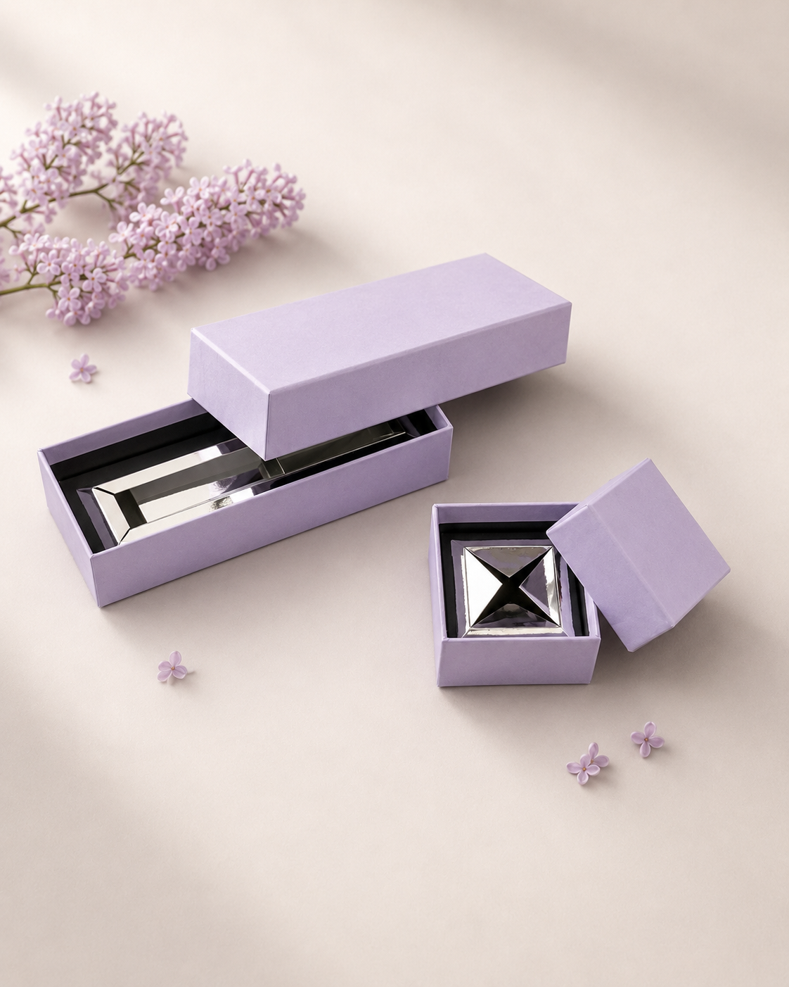 Set-Verpackung als Sonderanfertigung für einen Kosmetik-Launch – schwarzer Duplex, silbernes Spiegelpapier